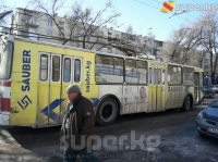 Бишкектеги Абдрахманов жана Москва көчөсүндө троллейбустун айдоочусу жөө адамды сүзүп алды (фото)