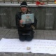 Өндүрүш Токтонасыров "200 сомдук банкнотто акындын сүрөтү оңдолсун" деп митингге чыкты