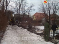 Эл митингге чыккандан кийин курулушу токтогон көп кабаттуу үйдө кайра куруу иштери башталды
