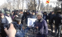 "Эски базардын" жабылышына нааразы болгон соодагерлер митингге чыгышты