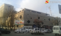 Бишкекте курулуп жаткан көп кабаттуу имараттан 5 адам кулап кетти