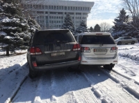 Ак үйдүн жанындагы тротуарда эки жол тандабас жөөлөшүп кетишти