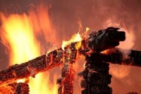 Бишкекте 3 кабаттуу үй өрттөнүп, 1 аял каза болду