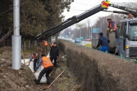 Манас кең көчөсүнө темир тосмолор орнотулуп жатат