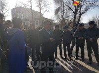 Алмамбет Шыкмаматов 4 сааттан бери сурак берип жатат, буга байланыштуу беш депутат УКМКга кирип кетишти