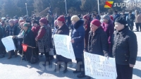 Базар-Коргондо 500дөй адамдын катышуусунда Өмүрбек Текебаевди колдогон митинг өтүүдө