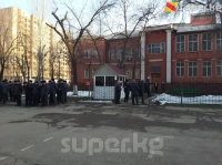 Биринчи Май райондук соту бүгүн Текебаевдин баш коргоо чарасын карайт. Имараттын алдын милиция кызматкерлери курчоого алды