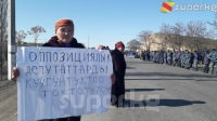 Базар-Коргон районунун тургундары Ош-Бишкек жолуна боз үй тигип, түн ичинде кезекке турушту