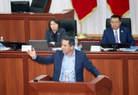 Өмүрбек Бабанов Текебаевдин камалышы боюнча парламентте үн катпады