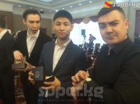Президент "Азия MIX" командасынын оюнчуларына кол саат тартуулады (фото)