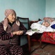 Ден соолугунан мүмкүнчүлүгү чектелген эки адамды баккан эне кээде 20 сом таппай убара тартат