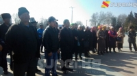 Жалал-Абадда камакта отурган оппозиционердин колдоочулары митингге чыгышты