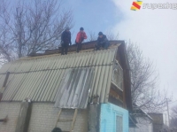 Авиакырсыктан жабыркаган үйлөрдүн чатырын жабууга жардам көрсөтүлдү