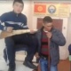 ЭЛДИК ВИДЕО: Швабраны микрофон кылып алып, мигранттардын тагдырын сүрөттөп ырдаган мектеп окуучусу