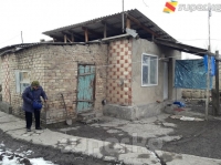 Колуна таяк кармап, жалгыз жашаган эне жардамга муктаж