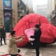 Кытайлык жигит сүйүктүүсүнүн колун сураш үчүн салмагы 33 тонналык таш сатып алды