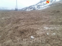 Өзгөн районунда жер көчкү түшүп, унаа жолду тосуп калды