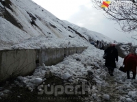 Ош-Бишкек жолундагы Үч-Терек айылына жакын жерге түшкөн кар көчкү тазаланбай жатат
