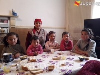 Бишкекте сегиз баланын энеси 1 жылдан бери "Баатыр эне" наамын ала албай убара