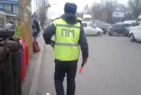 ЭЛДИК ВИДЕО: Бишкекте жаран милиционерди жол кыймылын көзөмөлдөөгө мажбур кылды