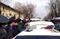 Бишкекте пара талап кылганы үчүн кармалды делген милиция кызматкери ооруканага жаткырылды