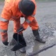 ЭЛДИК ВИДЕО: "Жээнбеков келет" деп кызматкердин суу толгон чуңкурду оңдоп жатканы талкууга түштү