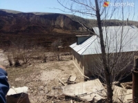Өзгөн районунун Ийри-Суу айылындагы жер көчкү ички чарбалык жолду жаап калды