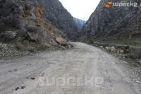 Лейлек районунун Катраң айыл аймагындагы таш кулоо коркунучу бар кооптуу жерден 4 үй-бүлө көчүрүлсө, 7 үй-бүлө жашап жатат