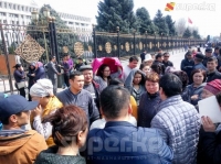 Жер астындагы өтмөктө иштеген соодагерлер Ак үйдүн алдына митингге чыгышты