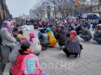 Ак үйдүн алдына чыккан митингчилерге эч ким чыккан жок