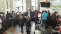 Бишкектеги жер астындагы өтмөктөрдө иштеген соодагерлер мэрияга топтолушту