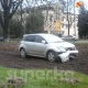 Бишкекте айдоочу аял автоунаасы менен 1 адамды сүзүп, гүл өстүргөн аянтка кирип кетти