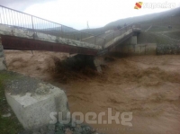 Базар-Коргондо Кара-Үңкүр дарыясынын деңгээли көтөрүлүп, көпүрөнү жараксыз абалга келтирди