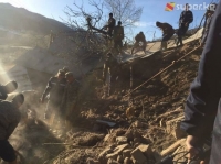 Алмазбек Атамбаев Өзгөндө жер көчкүнүн астында калган жарандын туугандарына көңүл айтты