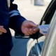 Хабаровск шаарында инспекторго 2 миң рубль пара сунуштаган Кыргыз жаранына 10 миң рубль айып пул салынды
