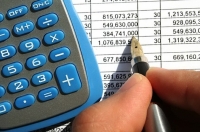 Өкмөт Боинг кырсыгынан жабыр тарткандар үчүн чогултулган акчаны бөлүштүрүү эмнеге башталбай жатканын түшүндүрдү