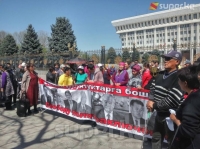 Ак үйдүн алдында Өмүрбек Текебаевди колдоо митинги өттү (фото, видео)