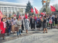 Ак үйдүн алдына Өмүрбек Текебаевдин тарапташтары митингге чыгышты