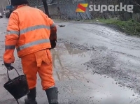 Чет элдиктер Кыргызды "суунун үстүнө асфальт төшөй турган жаңы технология тааптырсыӊар" деп мыскылдап жатышат