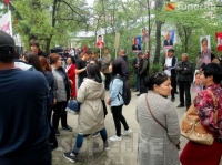 Өмүрбек Текебаевдин тарапташтары Биринчи Май райондук сотунун алдына чогулушту