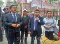 Соттун алдына Текебаевди колдоо митингине "Ата Мекендин" депутаттары келип кошулушту