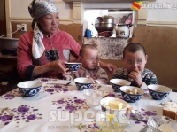 Эки баласы менен көчөдө калган кош бойлуу энеге кайрымдуу адамдар жардам колун сунду. Анын тагдыры SUPER.KG порталына жарыяланган