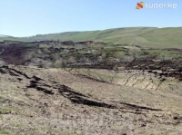 Аксы. Өлөң-Булак айылында жер көчкү коркунучу жаралган аймактан 100дөй адам коопсуз жайларга көчүрүлдү