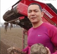 ЭЛДИК ВИДЕО: "Кызыл өрүктүн" автору "Өмүрбек Бабанов биздин президент" аттуу ырын ырдап чыкты