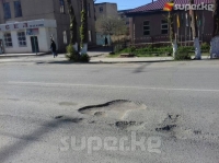 ЭЛДИК КАБАР: Нарын шаарында жаңы салынган жол бузула баштады