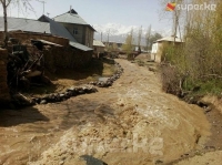 Кадамжай районундагы Айдаркен шаарында сел жүрүп, турак жайларды суу каптады