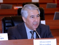 Депутаттар президенттик шайлоону октябрь айында өткөрүү боюнча 6 жыл мурунку чечим 19-ноябрга жылып кетишинде катачылыктар болгонун айтышты