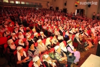 Ош шаарында Энелер күнүнө арналган майрамдык салтанатта 1000ге жакын энелерге белектер тапшырылды