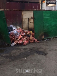 "ЭЛДИК КАБАРга" жооп: Оштогу базарда таштандыда жыттанып жаткан эт боюнча эскертүүлөр берилди