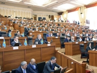 Депутат анын кесиптештери артыкчылыктардан баш тартканына карабай, кызматтык унааларды минип жүргөнүнө таң калды